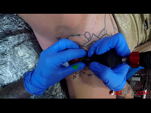 ❤️ E dashura jashtëzakonisht e bërë me tatuazhe, Sully Savage, bëri një tatuazh në klitorisin e saj Porno e bukur në sq.tuberxxx-com.ru ❌